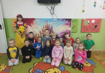 Sowy i Tygryski na przedstawieniu szkolnego Koła Przyjaciół Biblioteki